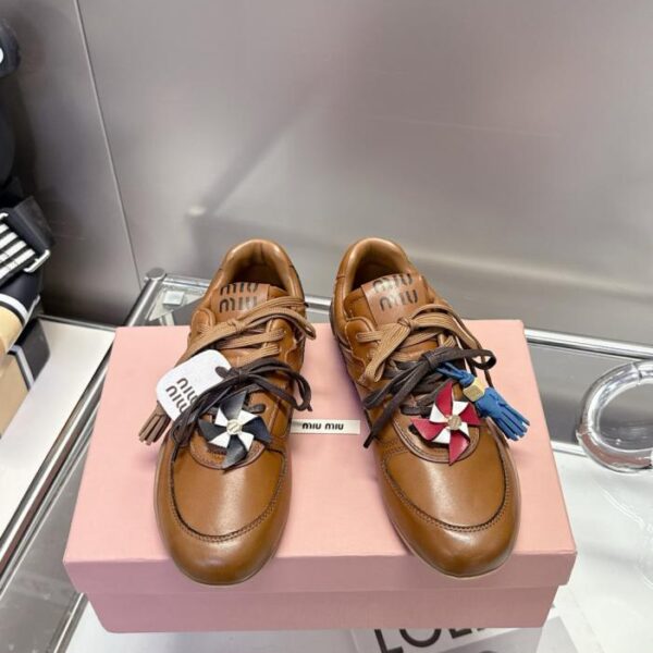 replica,schuhe,beste,kaufen,1:1,besten,seiten,Replik,turnschuhe,sneakers Ein neues Kapitel im Retro-Stil: Miu Miu-inspirierte gewachste Kalbslederschuhe (VW2F4)
