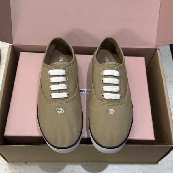 Miumiu Frühjahrsneuheiten: Schnürschuhe für Damen (3WD1U)