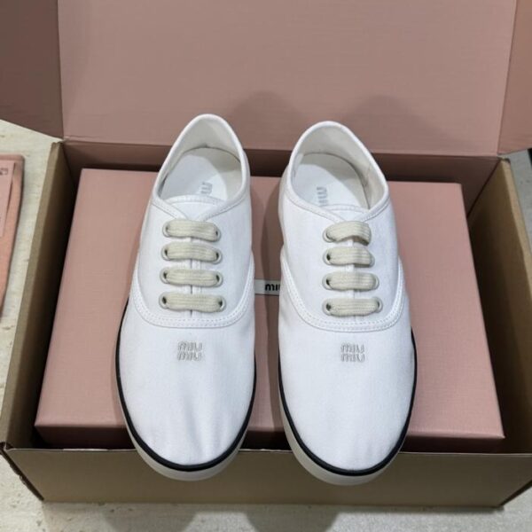 Miumiu Frühjahrsneuheit: Schnürschuhe für Damen (HSRW6)