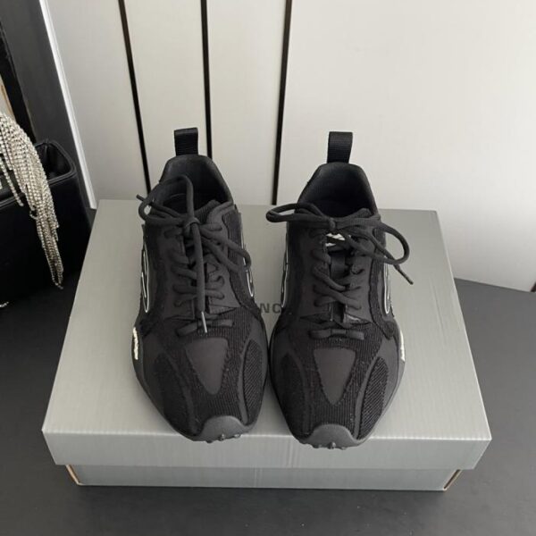 BALENCIAGAs neuester Monday Ultra, ein lässiger Schnürschuh mit runder Zehenpartie (DX53C)