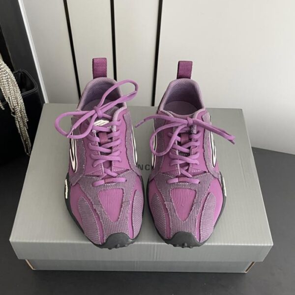 BALENCIAGAs neuester Monday Ultra, ein lässiger Schnürschuh mit runder Zehenpartie (T7ZEB)