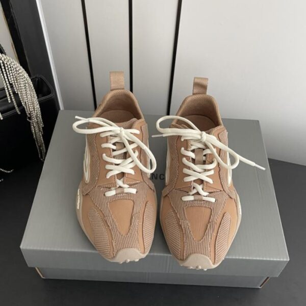 BALENCIAGAs neuester Monday Ultra, ein lässiger Schnürschuh mit runder Zehenpartie (V1YZ7)