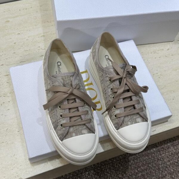 Diors neue Walkn-Serie für den frühen Frühling präsentiert neue Farben und flache, schnürbare Freizeit-Skateschuhe für Paare (OR4EQ).