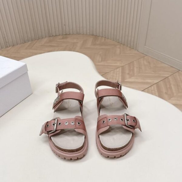 Diors neueste Kollektion von Sandalen und Slippern mit Klettverschluss – ein klassisches Upgrade. (EUAQM)