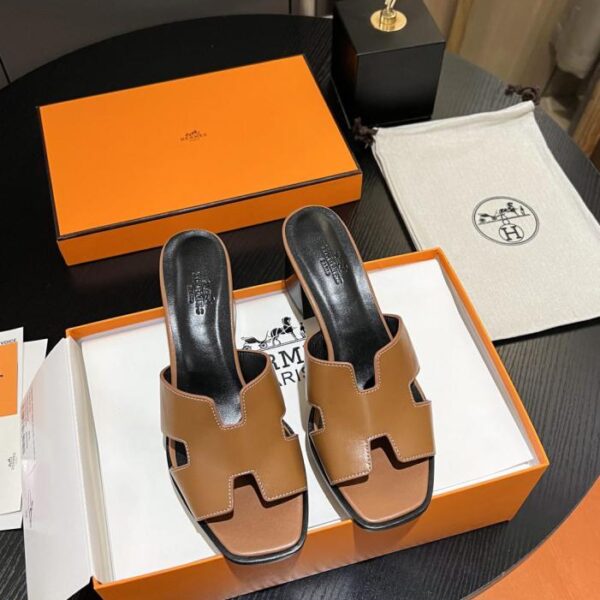 Hermes Chunky Heel H Slides (18WSO)