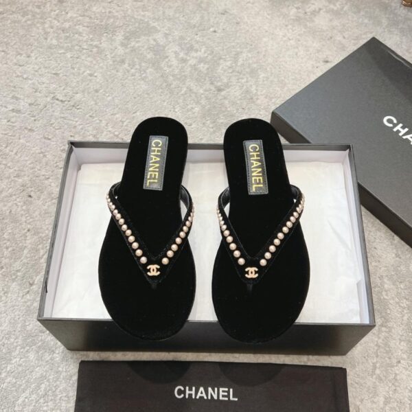 Neue Samt-Flip-Flops von CHANEL (C67VR)
