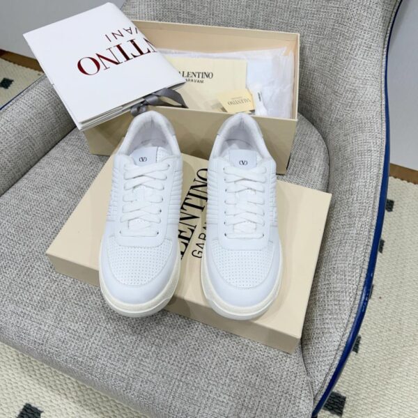 Valentino OneStud Sneaker-Kollektion für Paare, Valentinos neuester Sneaker für Paare (AAT67)