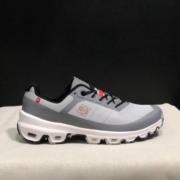 Onrun x LOEWE Couldventure Gedämpfte Trailrunningschuhe (EI6U9)