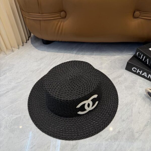 Der neue Strohhut mit flachem Oberteil von CHANEL (AIRFBU)