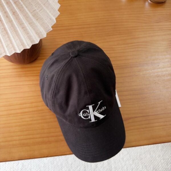 replica,schuhe,beste,kaufen,1:1,besten,seiten,Replik,turnschuhe,sneakers Die neue Baseballkappe aus Stoff von CK ist ein lässiges und vielseitiges Kleidungsstück, das in keiner Garderobe fehlen sollte (00YU95).