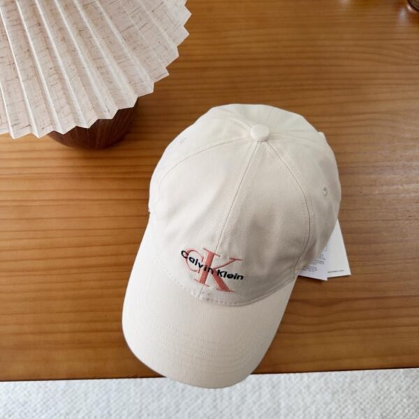 replica,schuhe,beste,kaufen,1:1,besten,seiten,Replik,turnschuhe,sneakers Die neue Baseballkappe aus Stoff von CK ist ein lässiges und vielseitiges Kleidungsstück, das in keiner Garderobe fehlen sollte (0BI5D7).