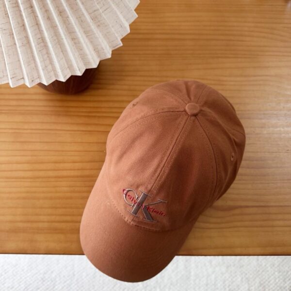 replica,schuhe,beste,kaufen,1:1,besten,seiten,Replik,turnschuhe,sneakers Die neue Baseballkappe aus Stoff von CK ist ein lässiges und vielseitiges Kleidungsstück, das in keiner Garderobe fehlen sollte (JI2TB9).