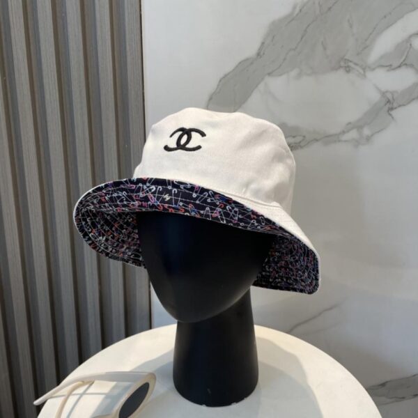 replica,schuhe,beste,kaufen,1:1,besten,seiten,Replik,turnschuhe,sneakers Der neue, doppelseitig bestickte Fischerhut von Chanel (D93SSI) ist ab sofort in den Boutiquen erhältlich.