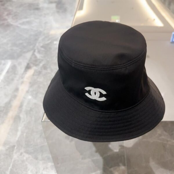 Der neue Fischerhut von CHANEL (RZUAGU)