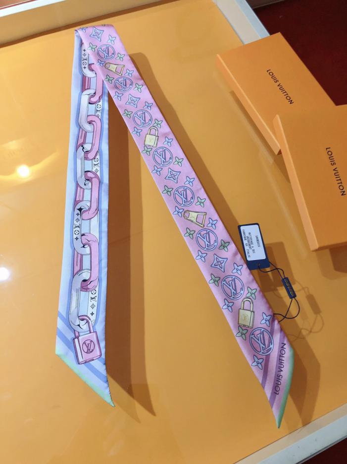 replica,schuhe,beste,kaufen,1:1,besten,seiten,Replik,turnschuhe,sneakers Das LV-Stirnband ist mit dem Monogram-Muster versehen und zollt damit dem klassischen Design der Marke Tribut (E4EFES). replica,schuhe,beste,kaufen,1:1,besten,seiten,Replik,turnschuhe,sneakers Das LV-Stirnband ist mit dem Monogram-Muster versehen und zollt damit dem klassischen Design der Marke Tribut (E4EFES).